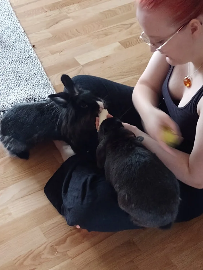 Ann Kristina fra Pote Spa sammen med kaniner